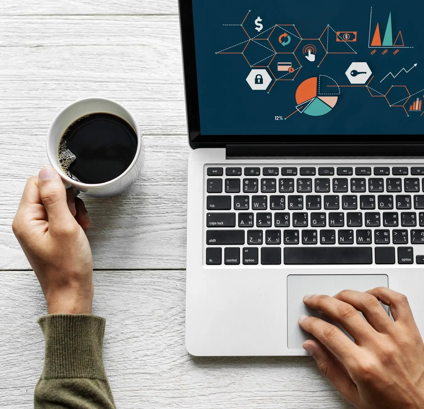 Человек пользуется ноутбуком