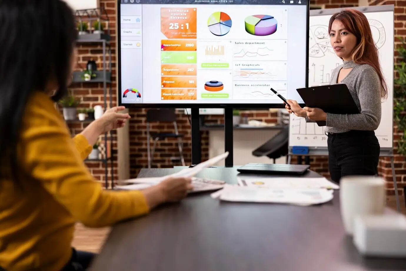 Коллеги, готовящие бизнес-стратегии